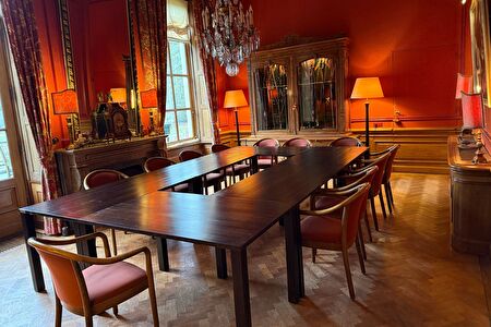 Vergaderen in de rode kamer